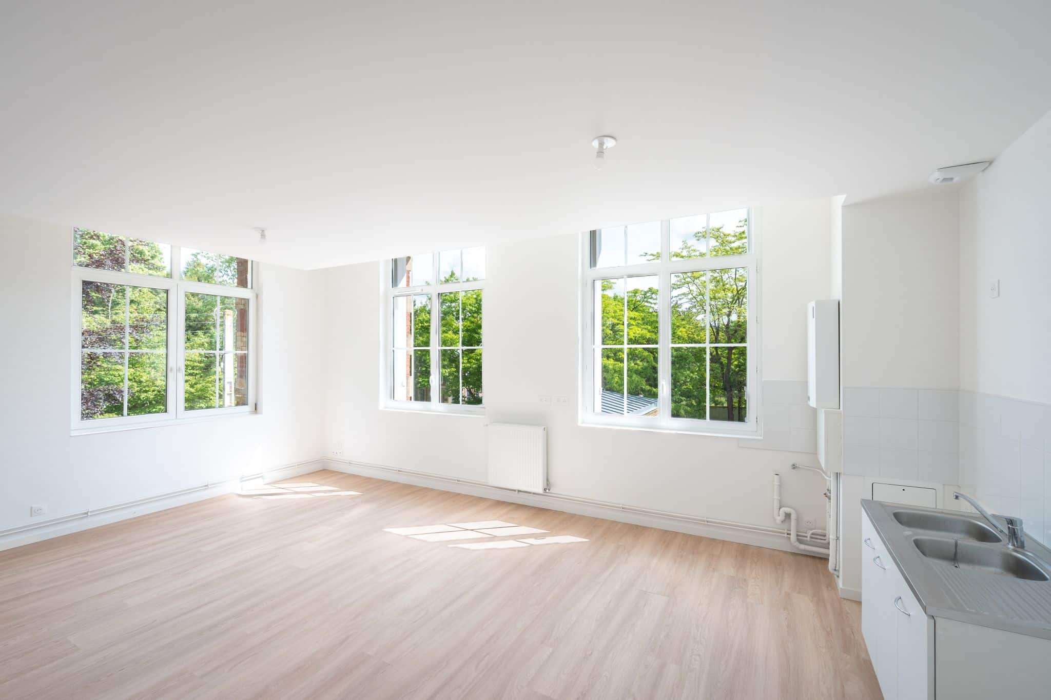 Pièce d'une maison très éclairée