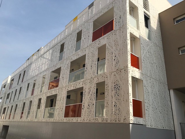 Façade côté rue de la résidence Arco Iris de Montpellier