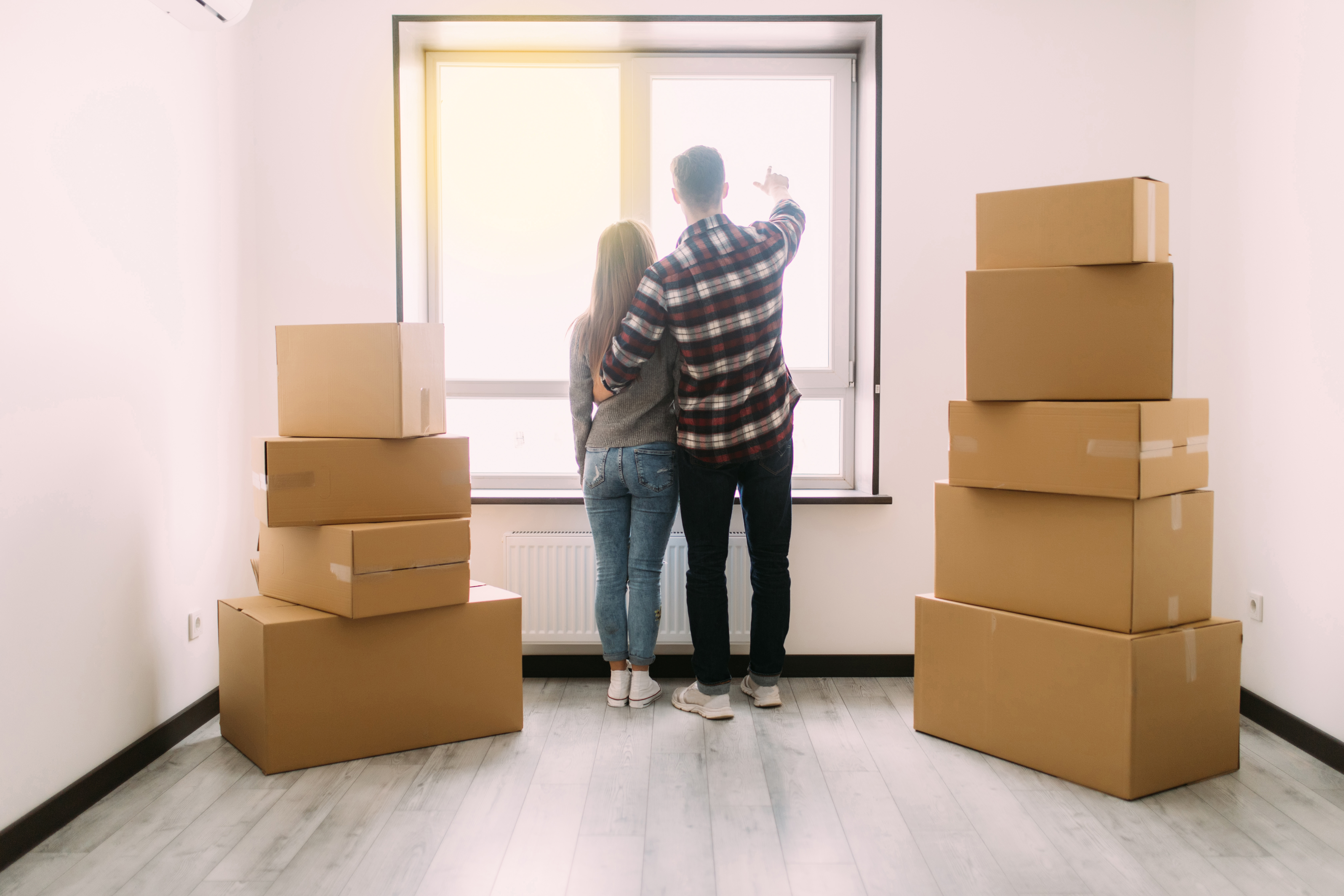 image de couple qui emménage dans un appartement avec des cartons