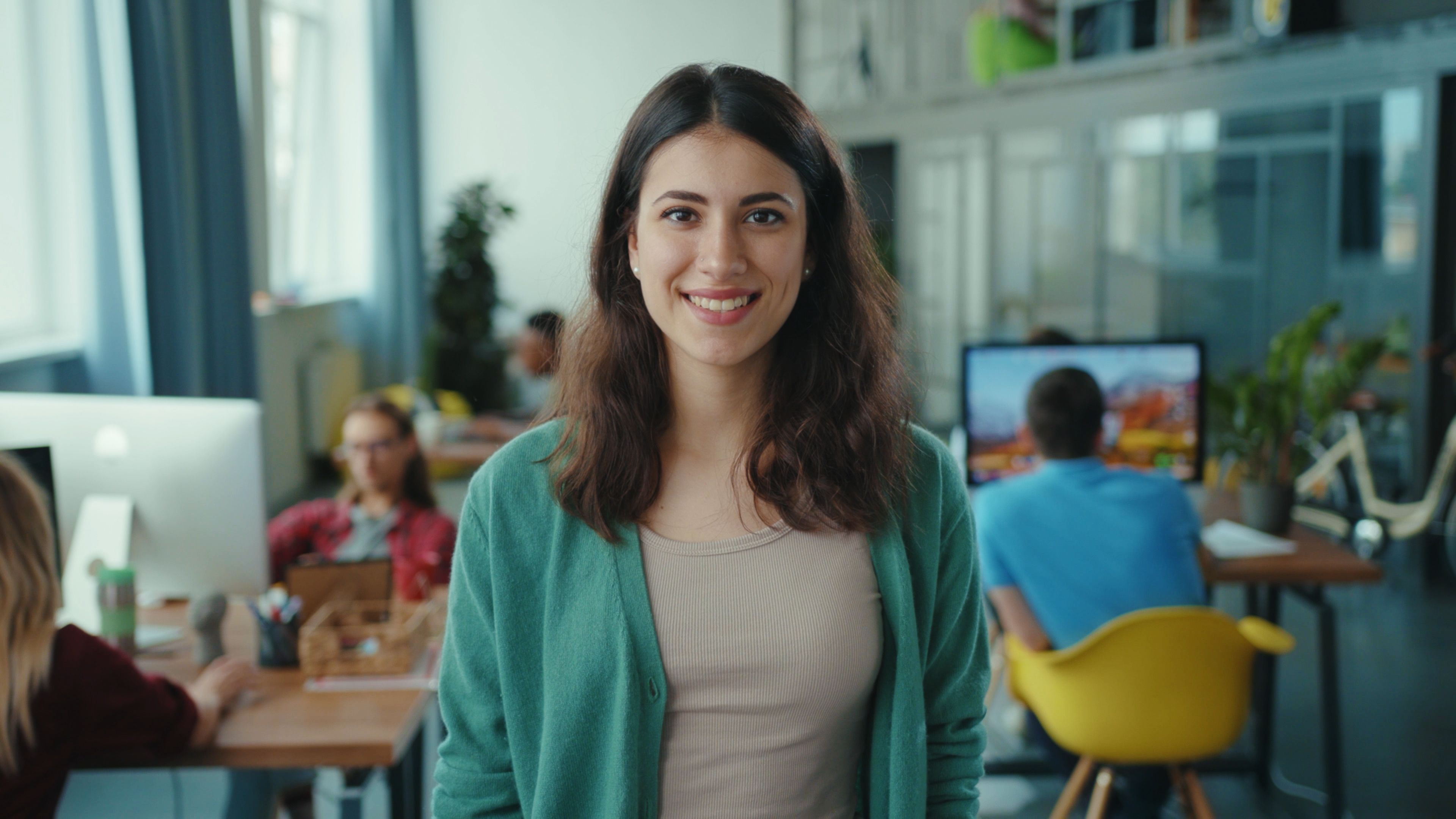 femme souriante qui travaille dans un bureau