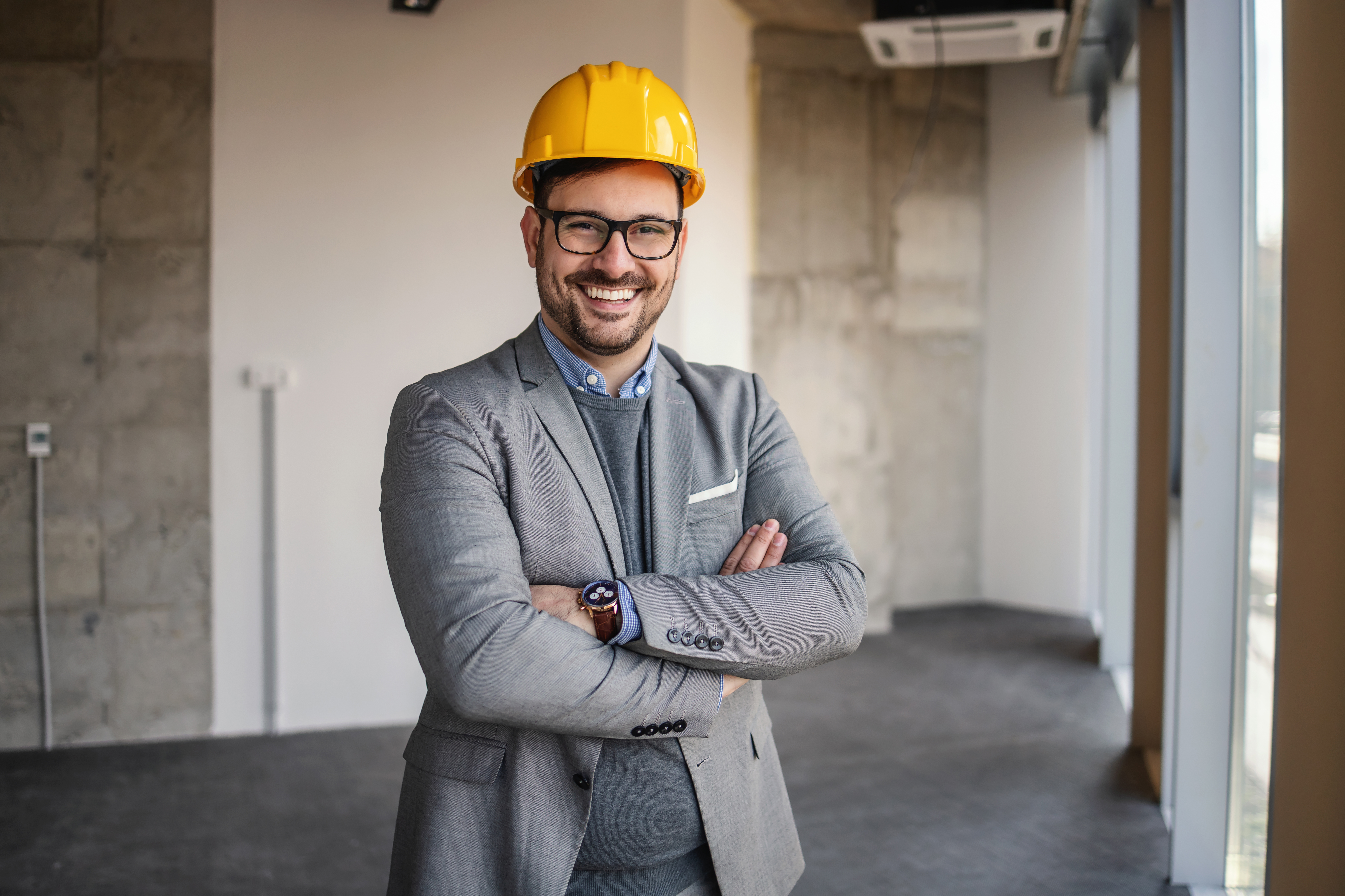 image d'un business man avec un casque de chantier dans un local