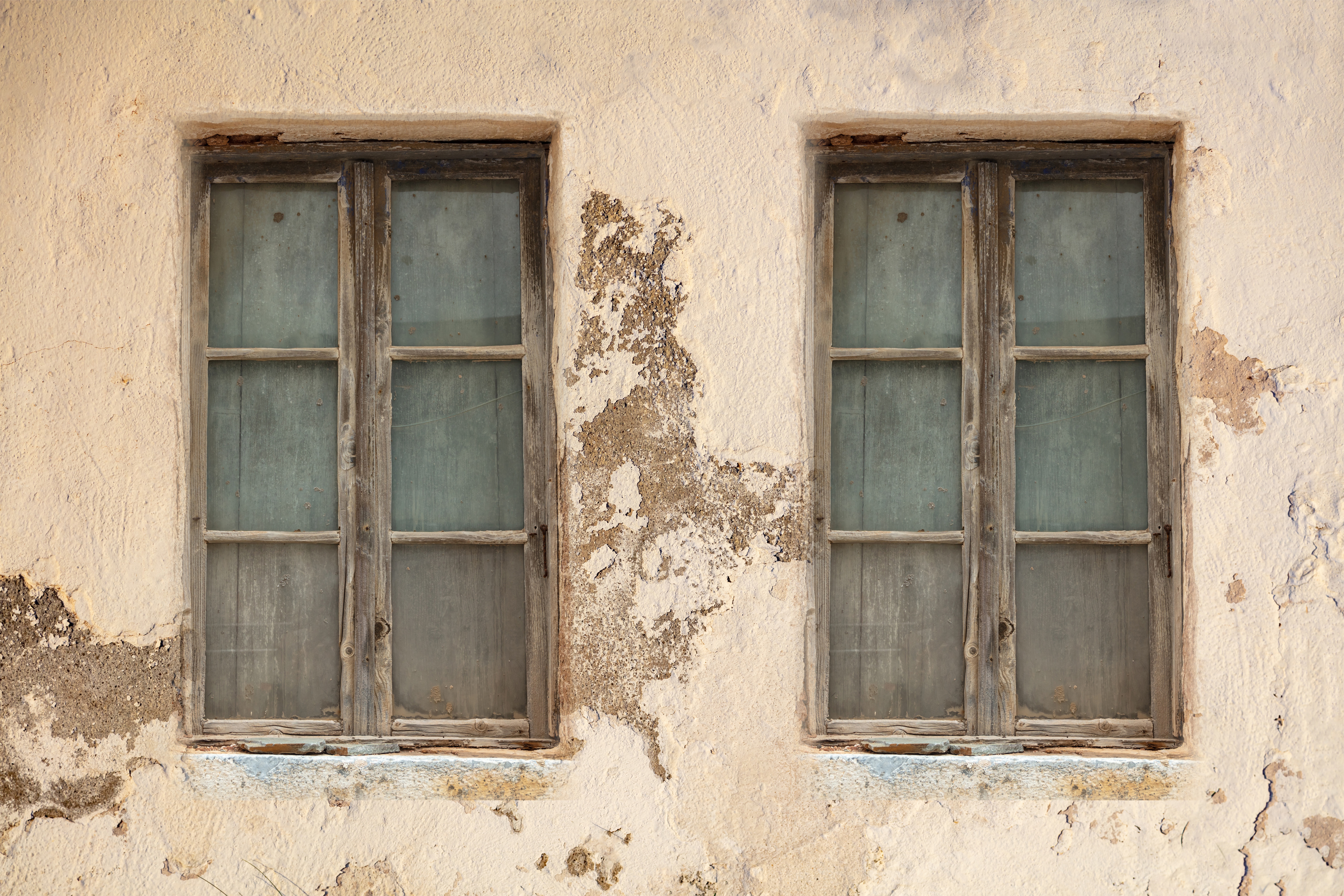 image de logement insalubre avec des murs abîmés, bois dans les fenêtres