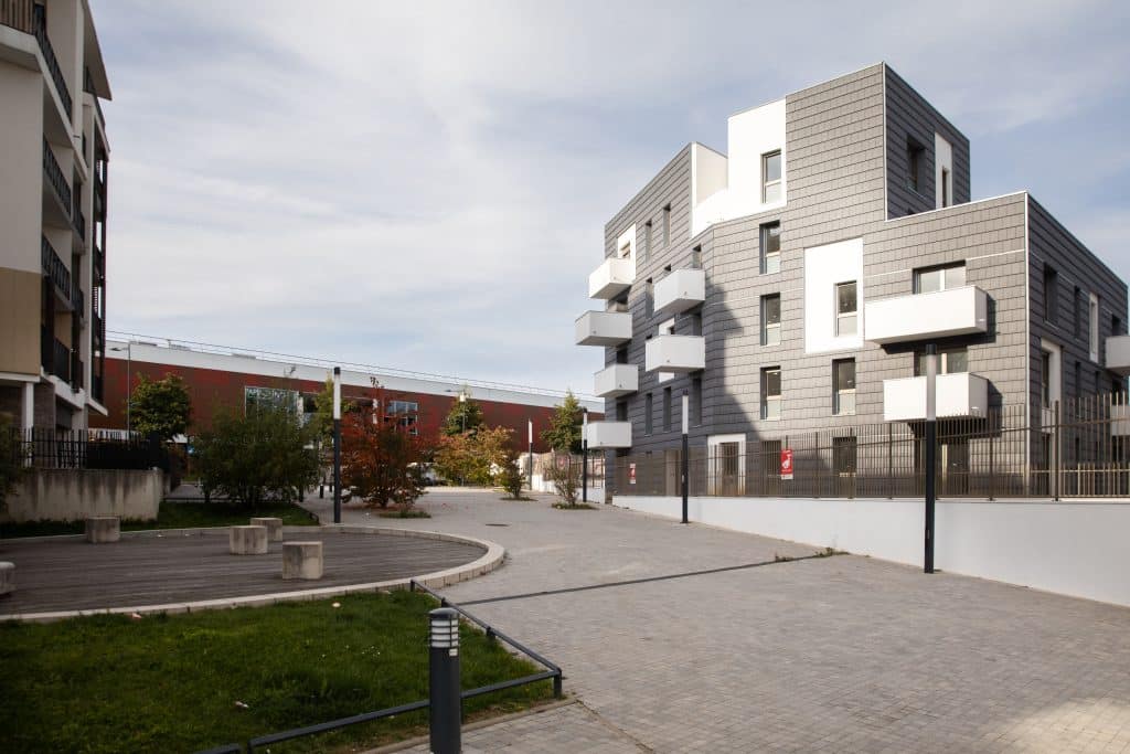 Située l'angle de la place de l'Ourcq et du quai d'Amsterdam à Pavillons-sous-bois