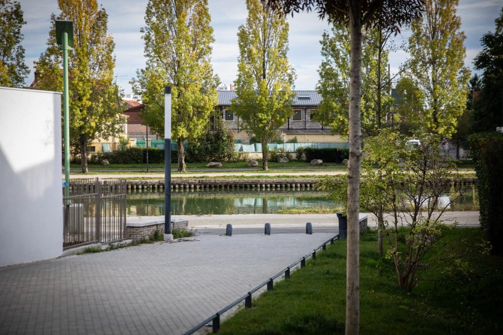 Située l'angle de la place de l'Ourcq et du quai d'Amsterdam à Pavillons-sous-bois